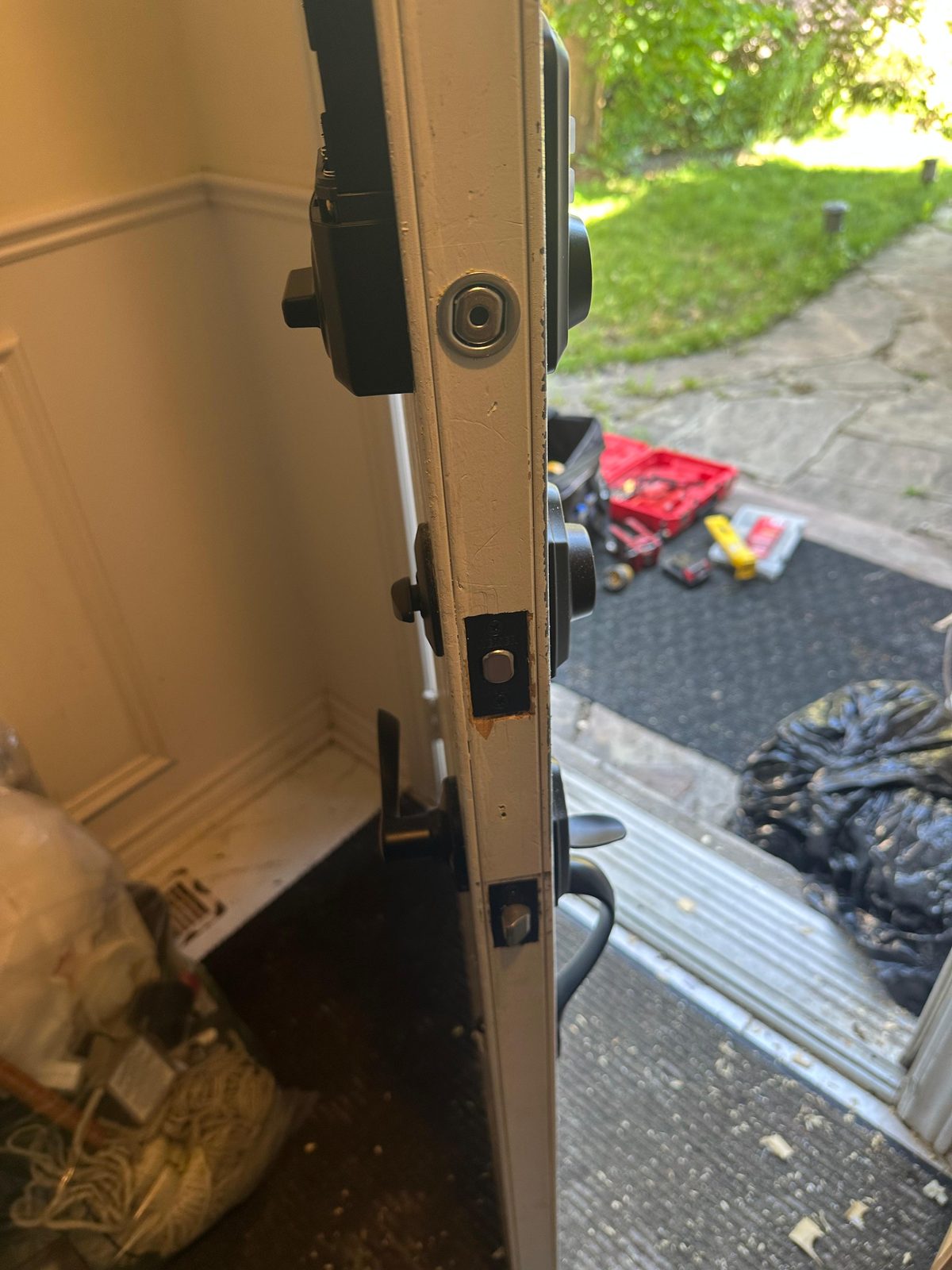 Multipoint locking strip along the edge of an open door